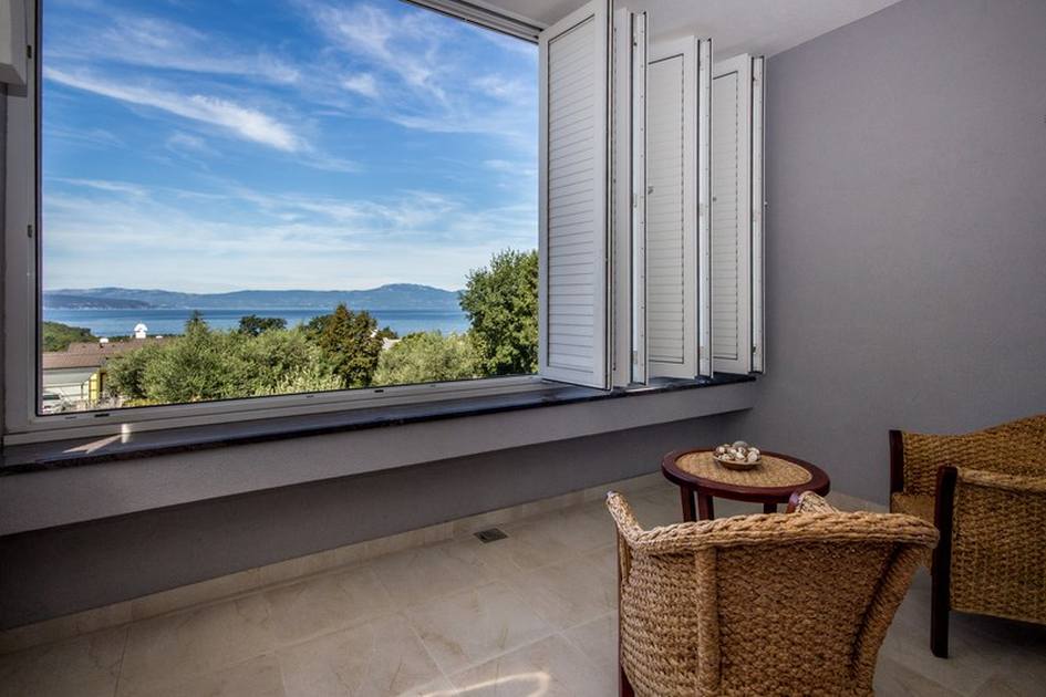 Havsutsikt från nästan alla rum i fastighet H528 på Krk.