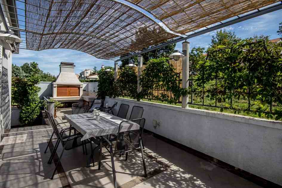 Terrass med grillplats bakom villan - Fastighetsön Krk.