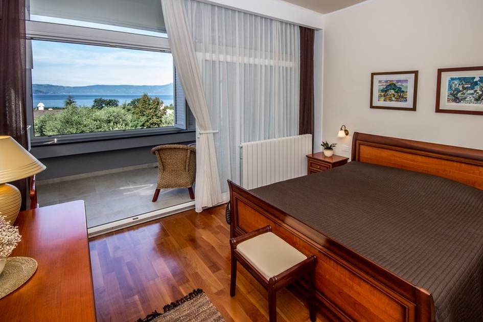 Sovrum med balkong och vacker utsikt.