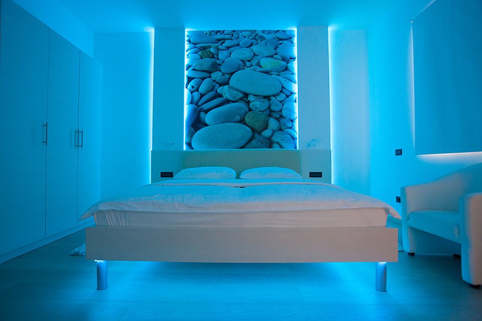 Moderna rum - ett av de 11 sovrummen i villan nära Medulin, Istrien.