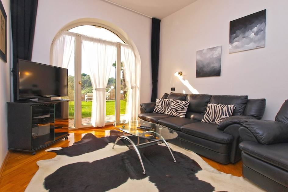 En lägenhet i fastigheten på bottenvåningen.