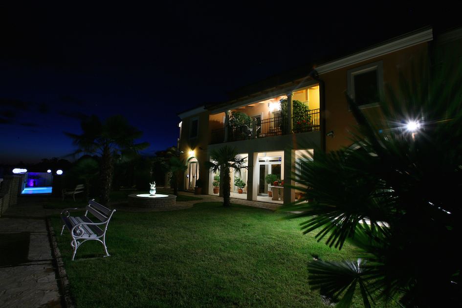 Uteområde på Villa H557 med fontän mm.