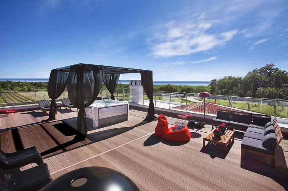 Havsutsikten från den stora takterrassen på den exklusiva villan till salu i Istrien. Fastigheter med havsutsikt - Panorama Scouting