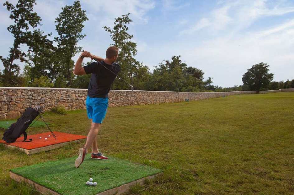 Villan till salu i Kroatien har en golfdriving range på 130m.