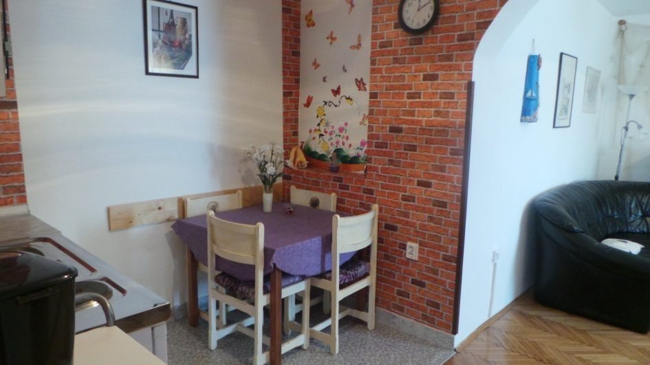 Interiör av fastighet H575 precis vid havet nära Senj, Kroatien.