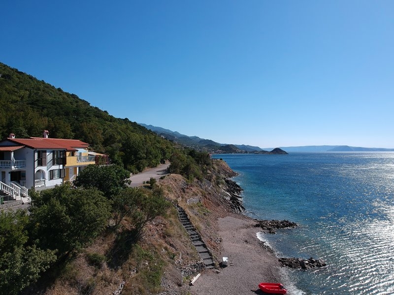 Huset vid havet till salu i Kroatien, sett från havet. Seaside fastigheter Kroatien