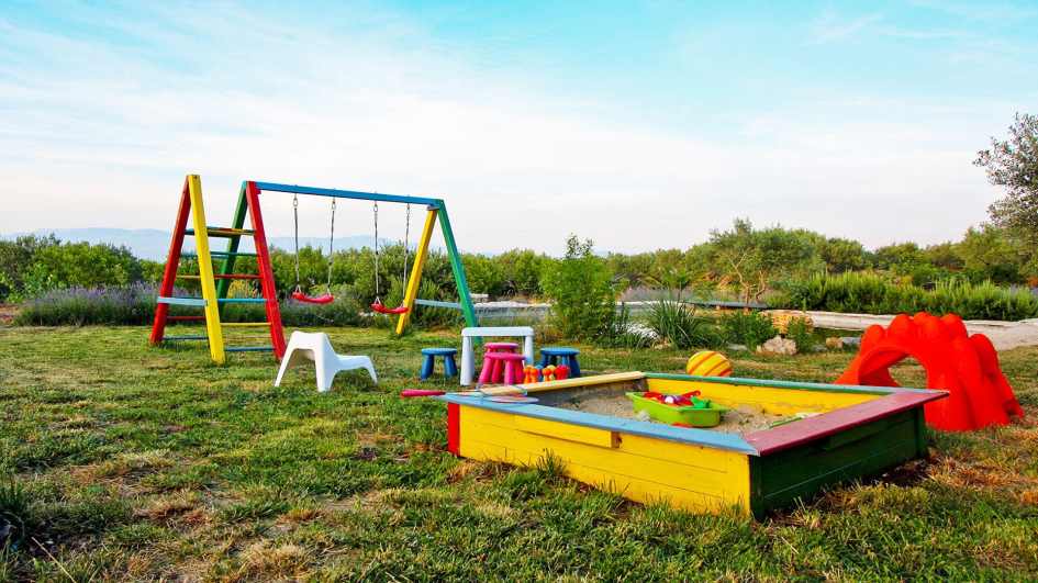 En lekplats är också en del av fastigheten.