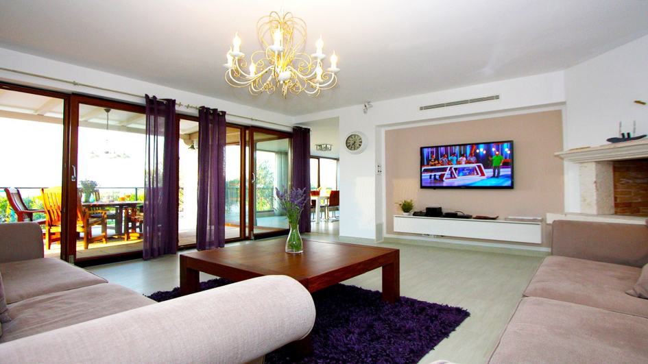 Utsikt in i vardagsrummet på Villa H622 - Panorama Scouting.