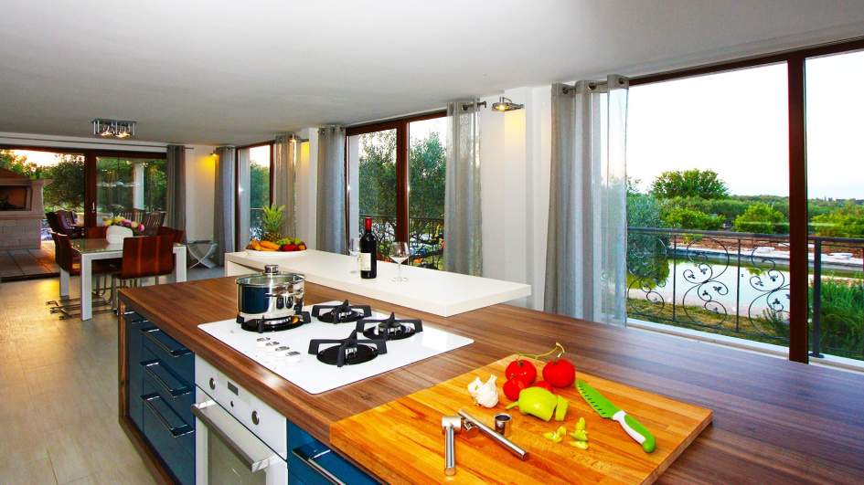 Utsikt över villans kök.