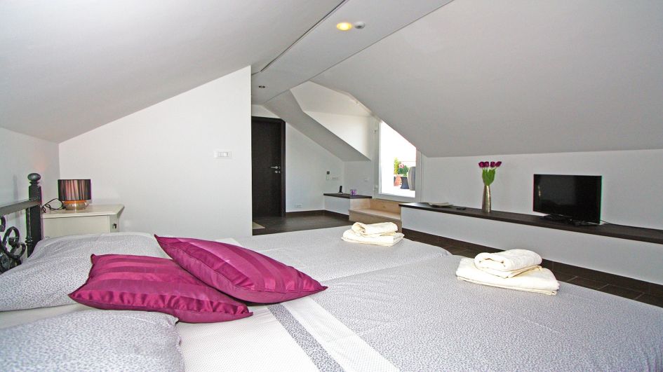 Ett av sovrummen. Fastighetserbjudande H622 Kroatien.