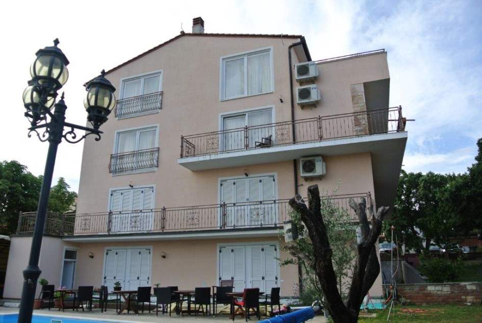 Ytterligare en vy från utsidan av det lilla hotellet nära Pula som är till salu