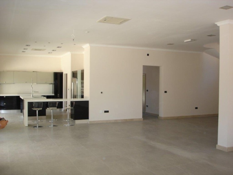 Modernt rumskoncept med stora rum.