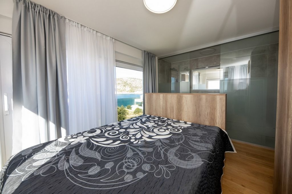 Sovrum med havsutsikt.