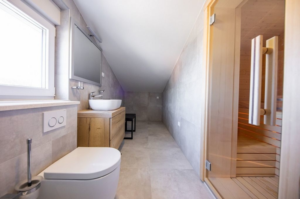 Utsikt in i badrummet med bastu på fastigheten H742 nära Rogoznica i Kroatien.