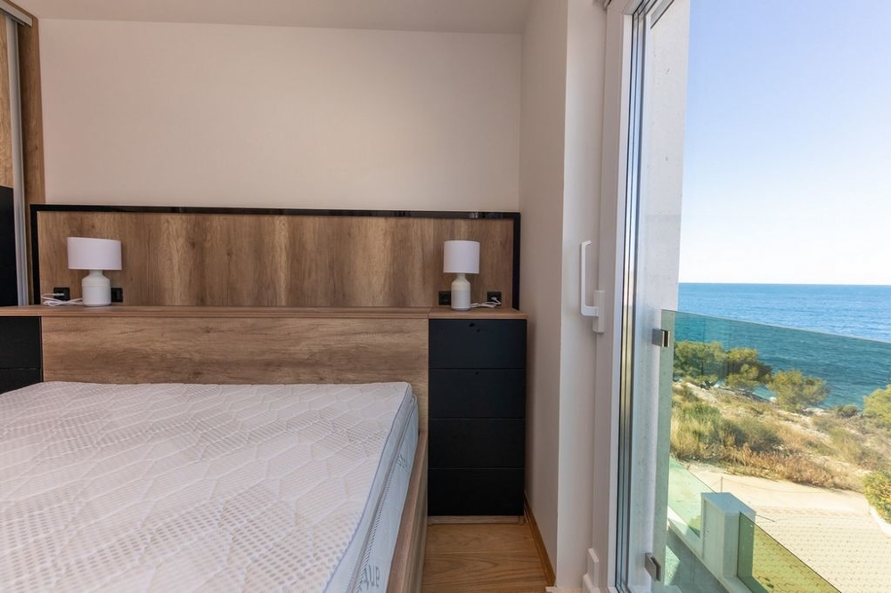 Utsikt från terrassen på Villa H742 nära Rogoznica.