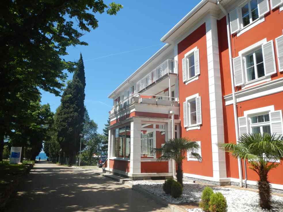 Ingången till lägenhetsvillan precis vid havet nära Crvenh Vir golfbana