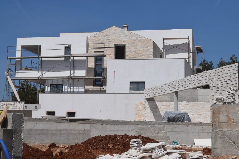 Modern nybyggd villa i fantastiskt läge med havsutsikt nära Vodice i Kroatien till salu.