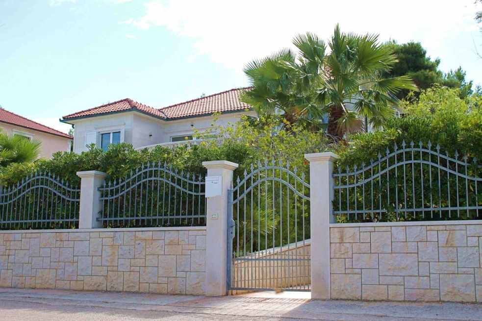 Villa i 1:a raden vid havet i Kroatien till salu.