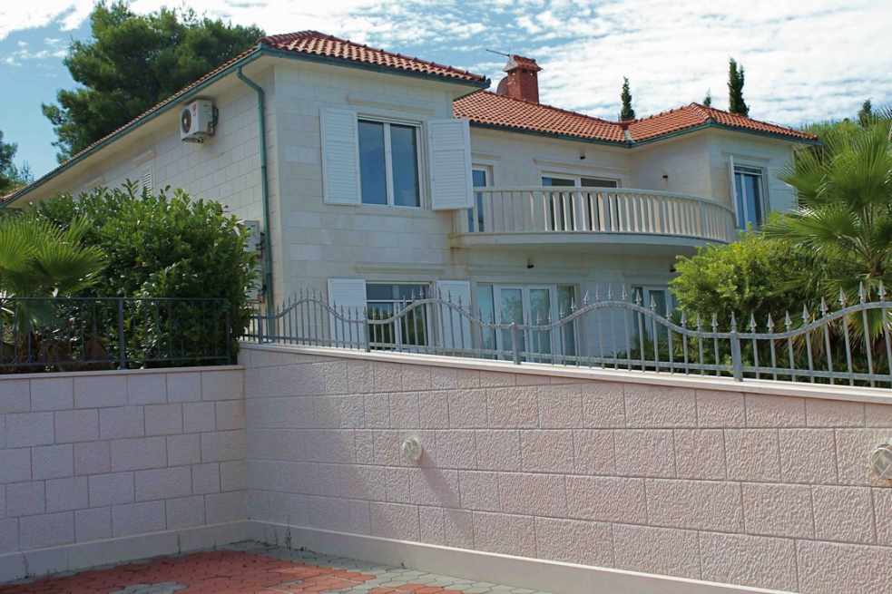 Sidovy av Villa H826 på Brac i Kroatien.