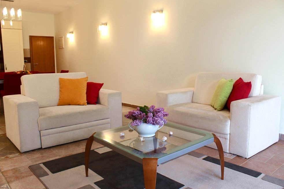 Modernt inredd vardagsrumsdel.