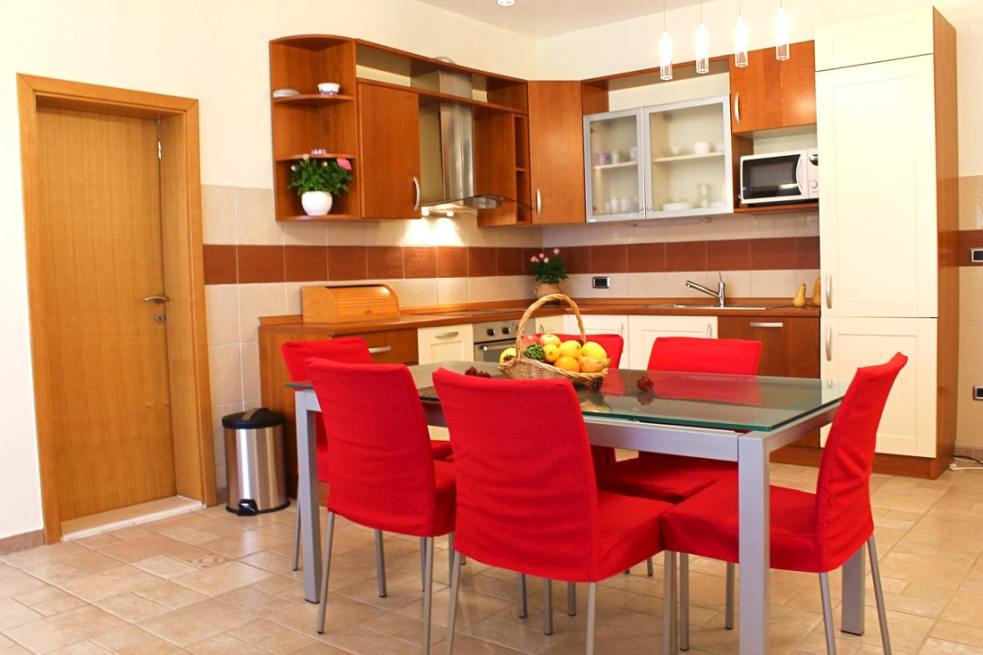 En titt in i köket och matsalen.