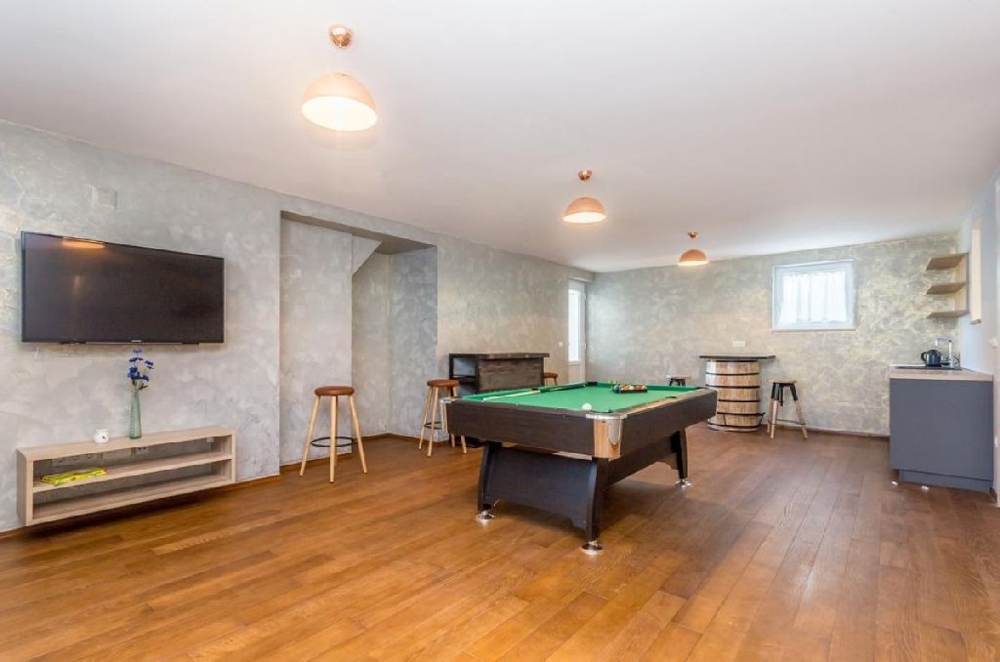 Köp ett stenhus med en stor tomt i ett lugnt läge på ön Krk i Kroatien.