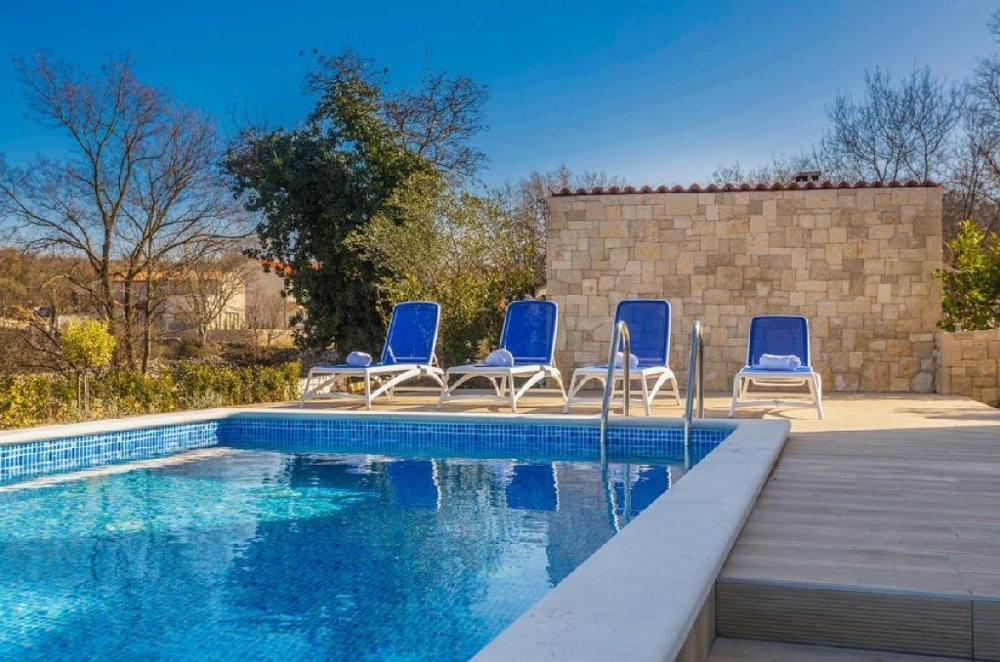 Terrass med vacker havsutsikt över fastighet H842 nära Malinska i Kroatien.