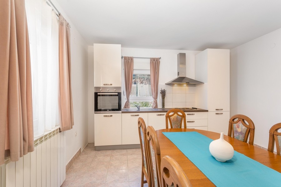 Sovrum av fastighet H876 på ön Krk i Kroatien - Panorama Scouting.