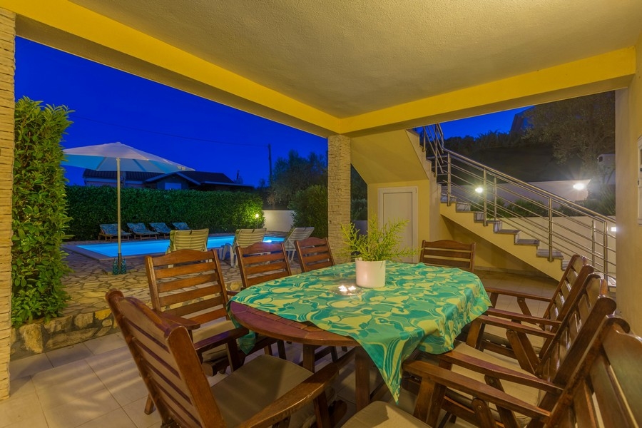 Terrass på bottenvåningen och havsutsikt, fastigheter på ön Krk i Kroatien.