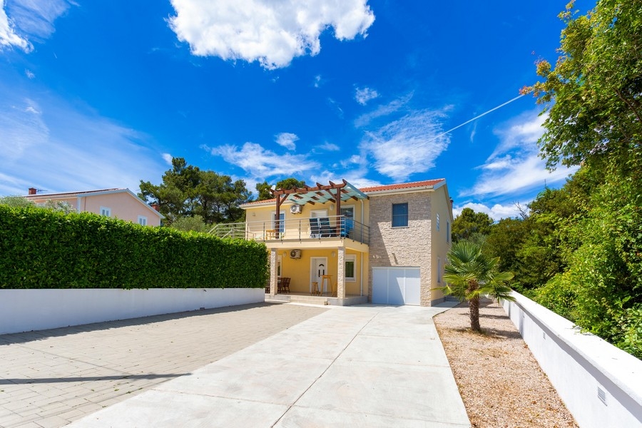 Tillgång och frontvy av huset H876 på Krk.