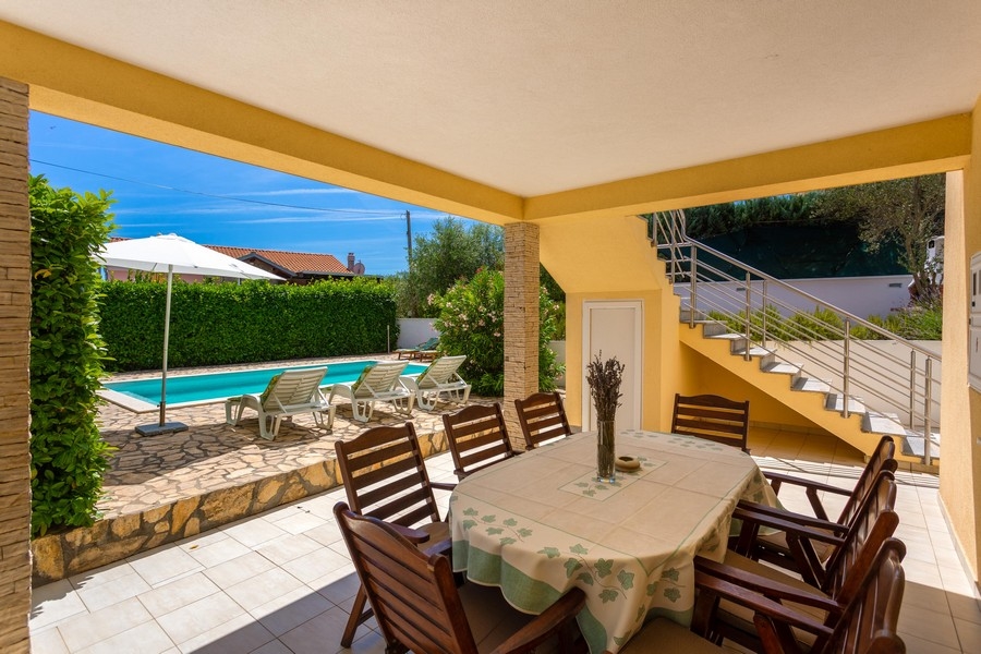 Vardagsrummet med kök och matplats på bottenvåningen.