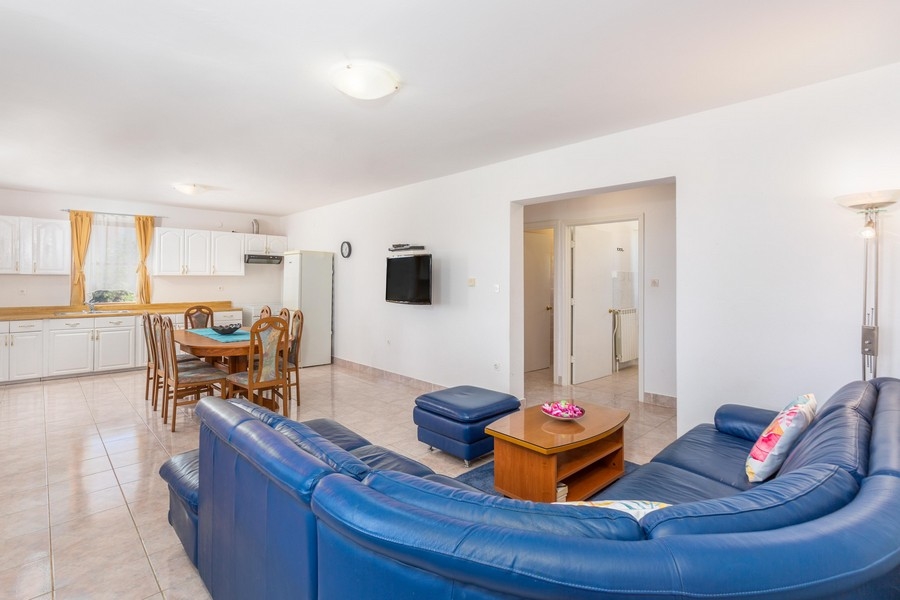 Terrassen på övervåningen med utsikt över grönskan.