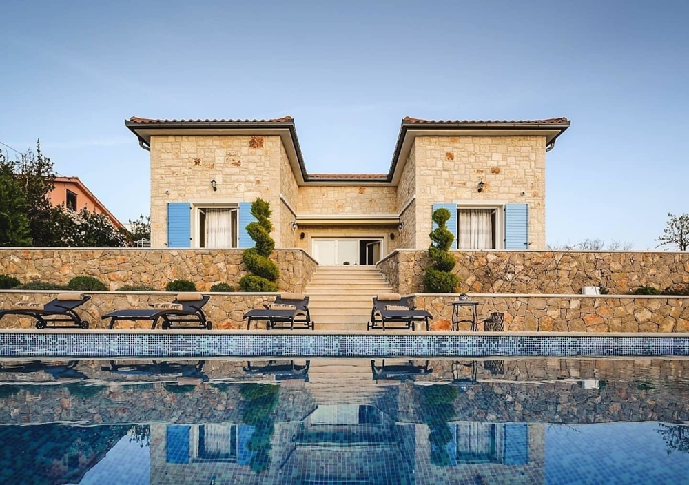 Nytt stenhus med havsutsikt och pool i medelhavsstil till salu på ön Krk i Kroatien.