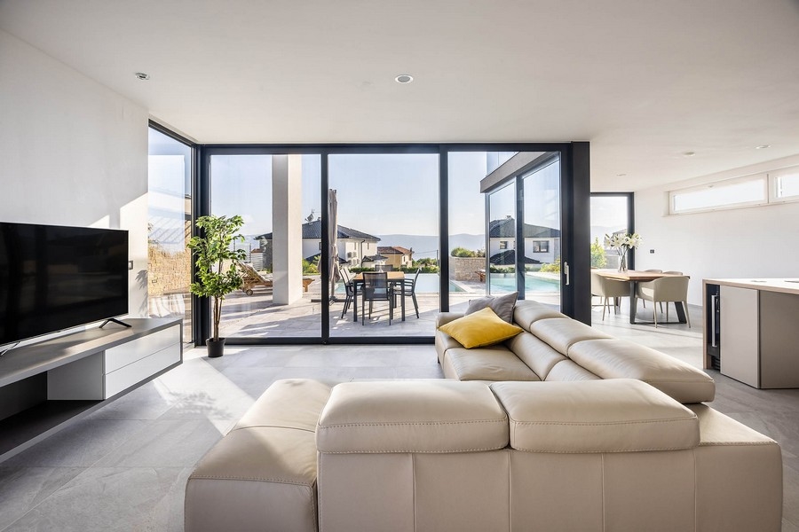 Stora glasfronter ger en vacker utsikt.