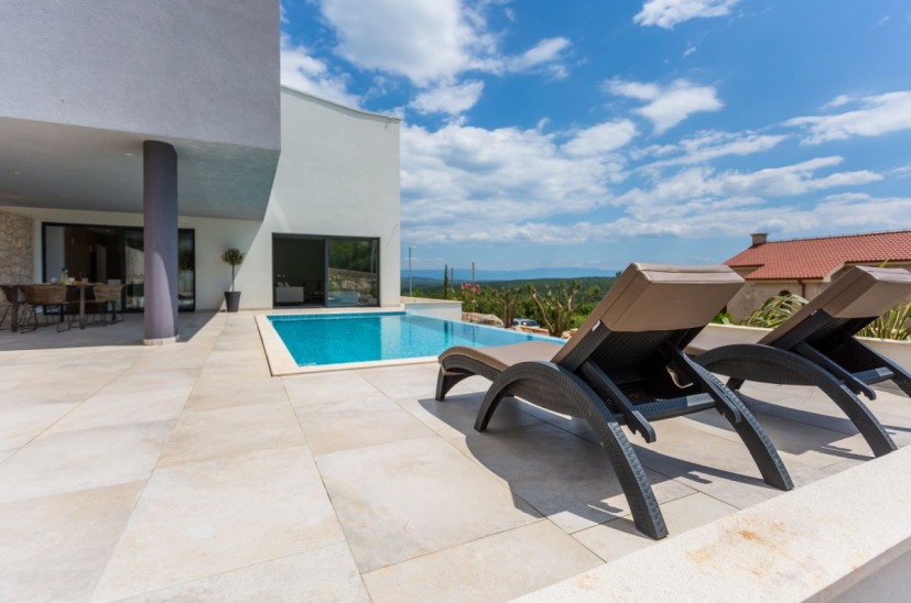 Solterrass och pool i Villa H934 på Krk i Kroatien.