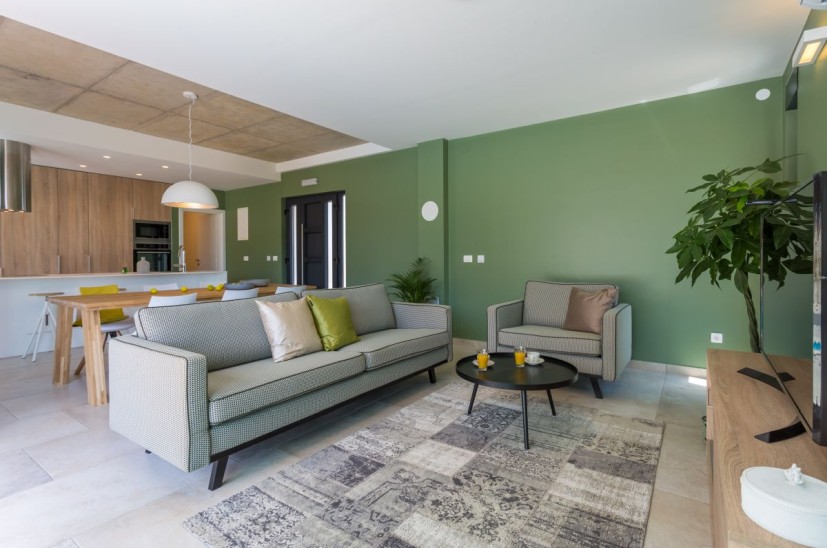 Vardagsrum och matplats.