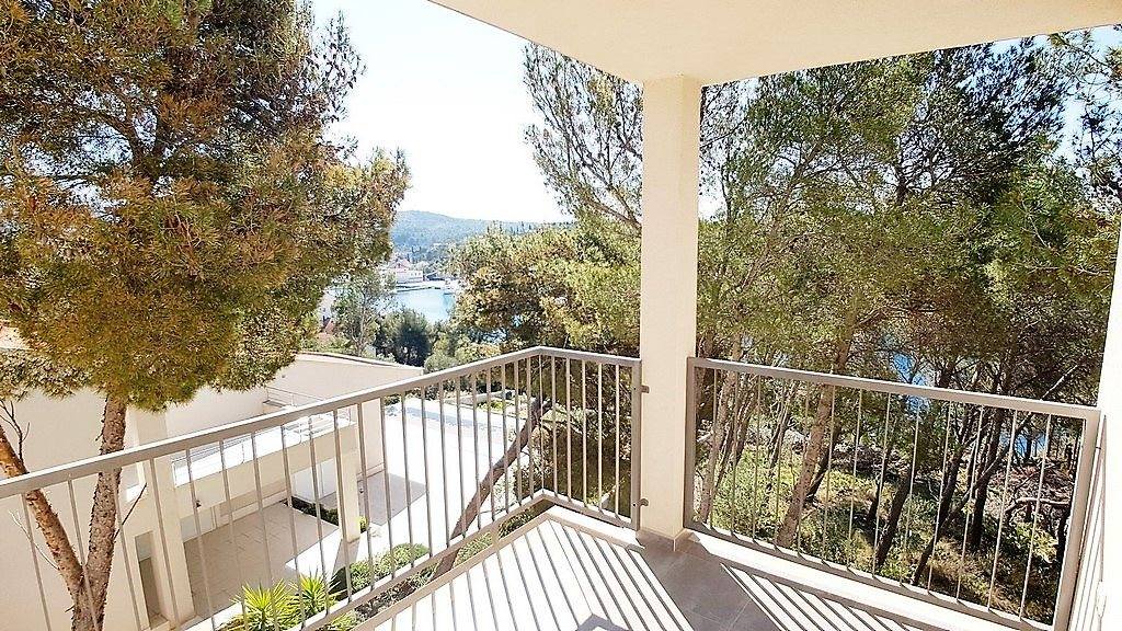 Terrass och havsutsikt i Milna, ön Brac.