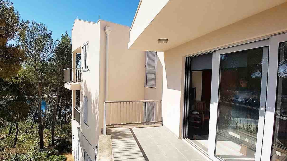 Modernt hus till salu i Milna på Brac i Kroatien.