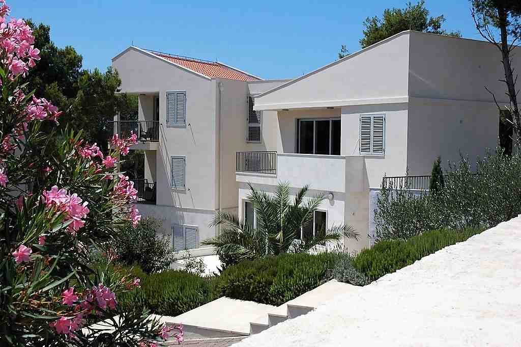 Modern villa nära hamnen i Kroatien.