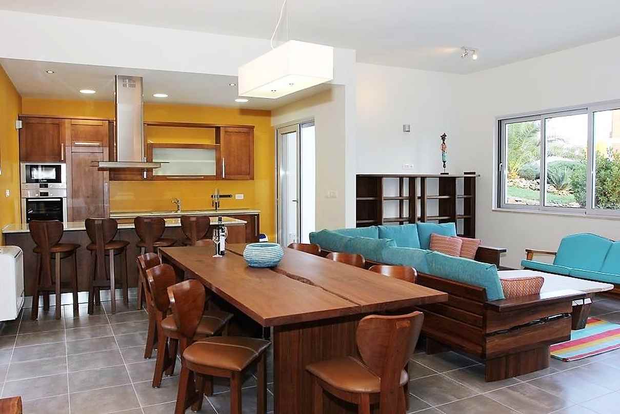 Matplats och kök av fastighet H942 i Milna.