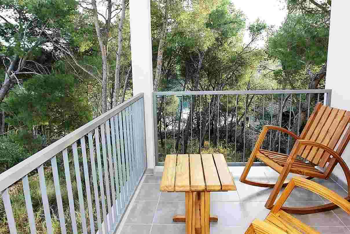 Terrass med utsikt över grönskan.