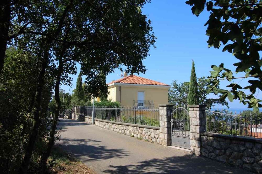 Uppfart och infart till fastighet H980.