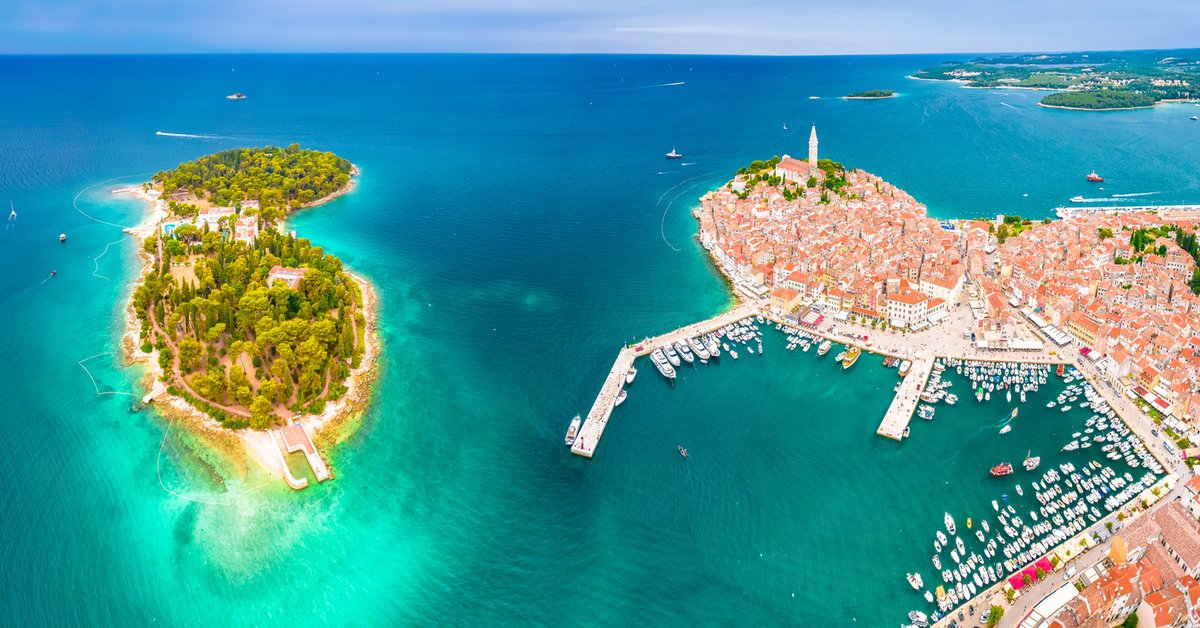 Flygbild över Rovinj med ön utanför
