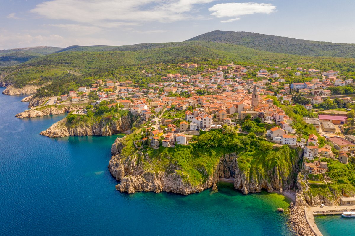 Kustorten Vrbnik på en klippa ovanför havet, ön Krk i Kroatien