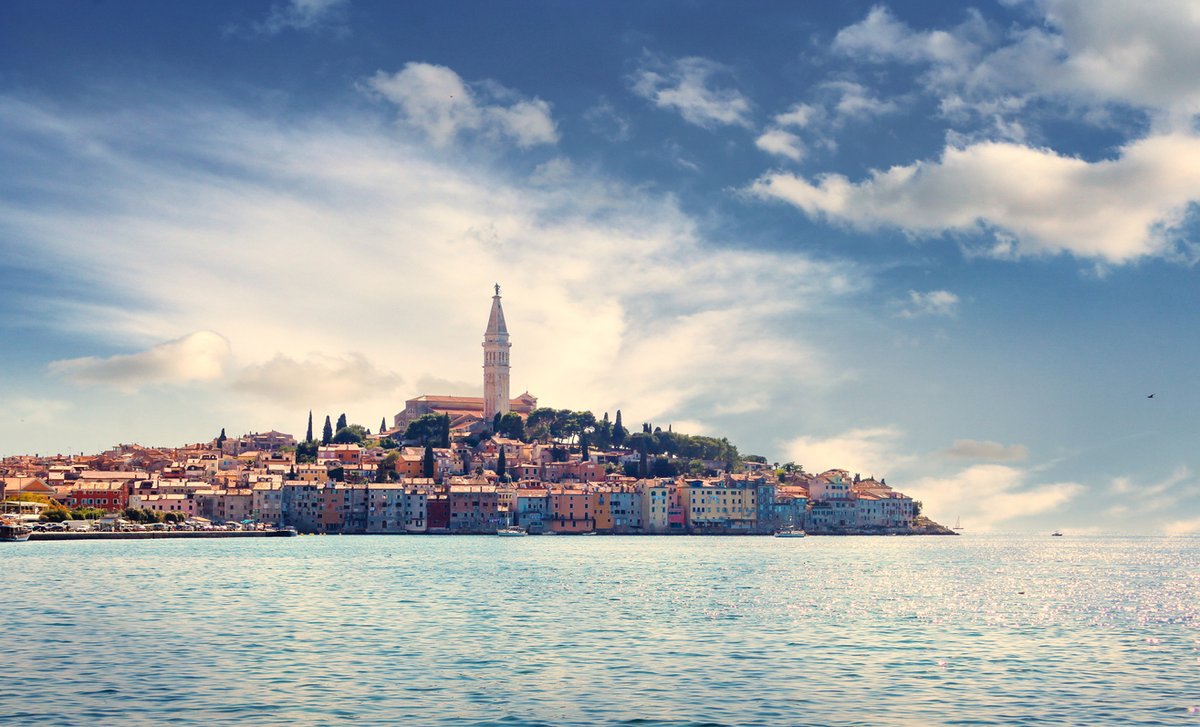 Gamla stan i Rovinj vid havet i Istrien