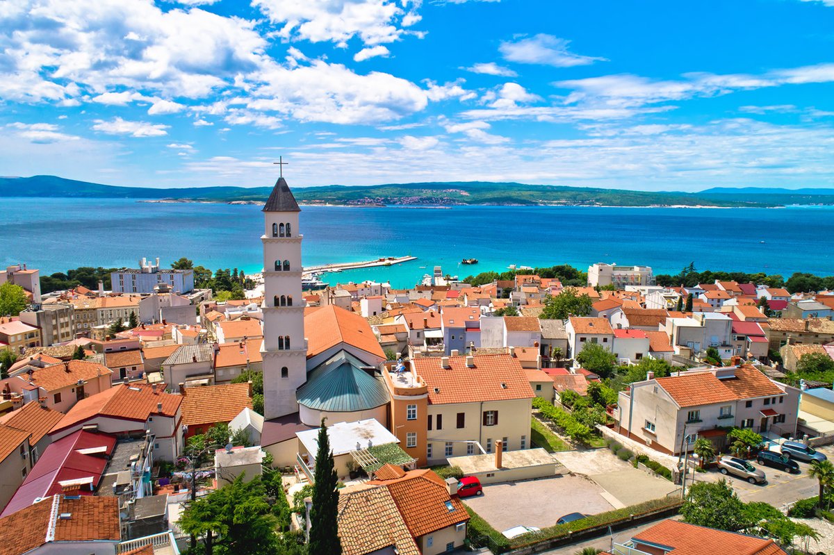 Utsikt över Crikvenica mot havet i Kvarnerviken