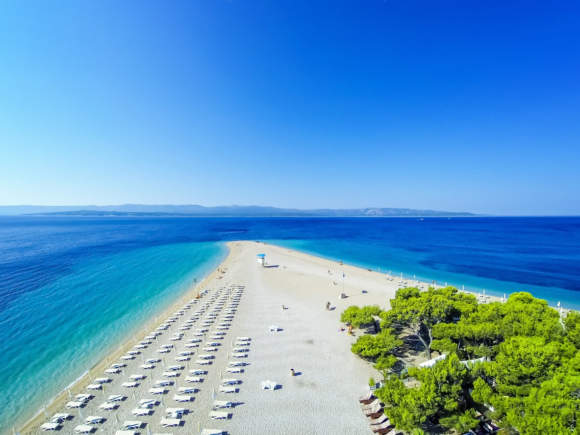 Stranden Zlatni Rat på ön Brac i Kroatien