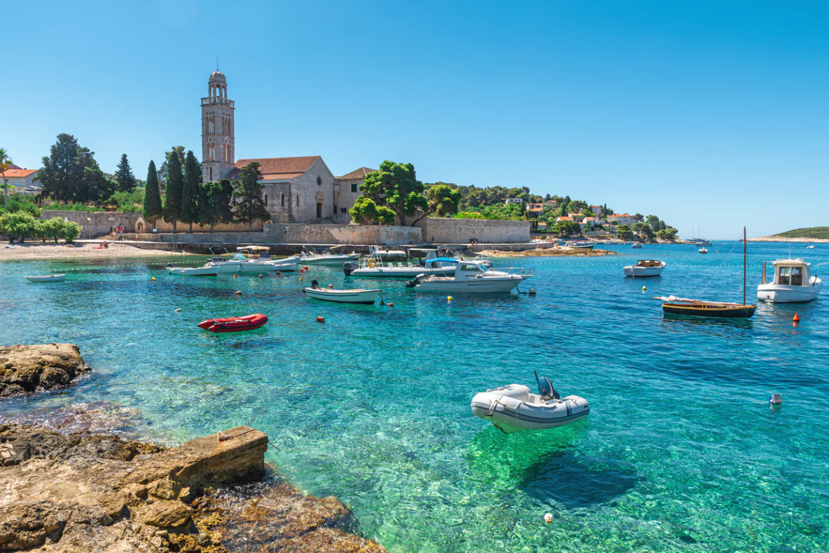 Kloster vid havet på ön Hvar i Dalmatien