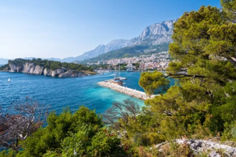 Utsikt över Makarska med hamnen och Biokovobergen i Dalmatien