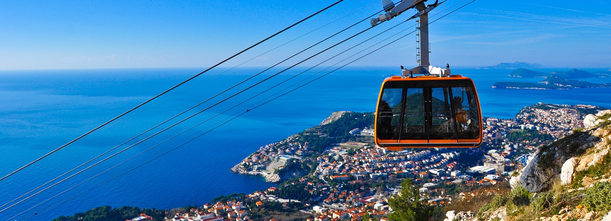 Fastigheter med havsutsikt i Dubrovnik. Linbana.